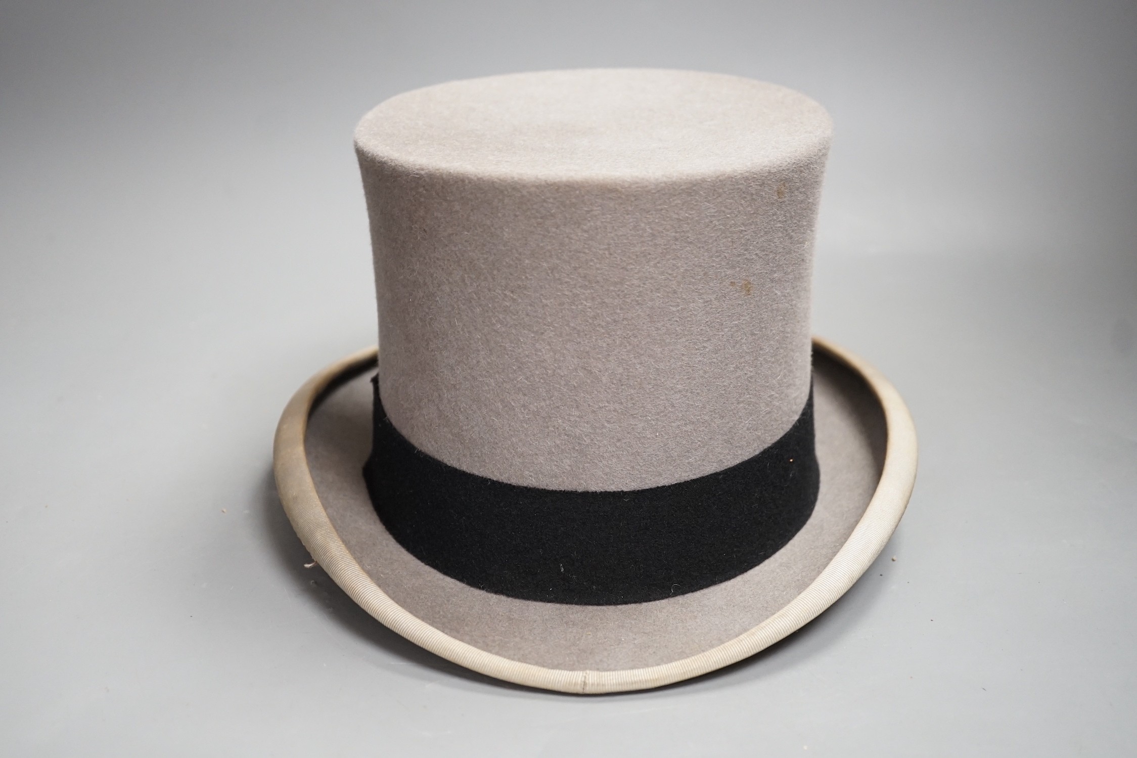 A boxed grey Lincoln Bennet & Co. top hat